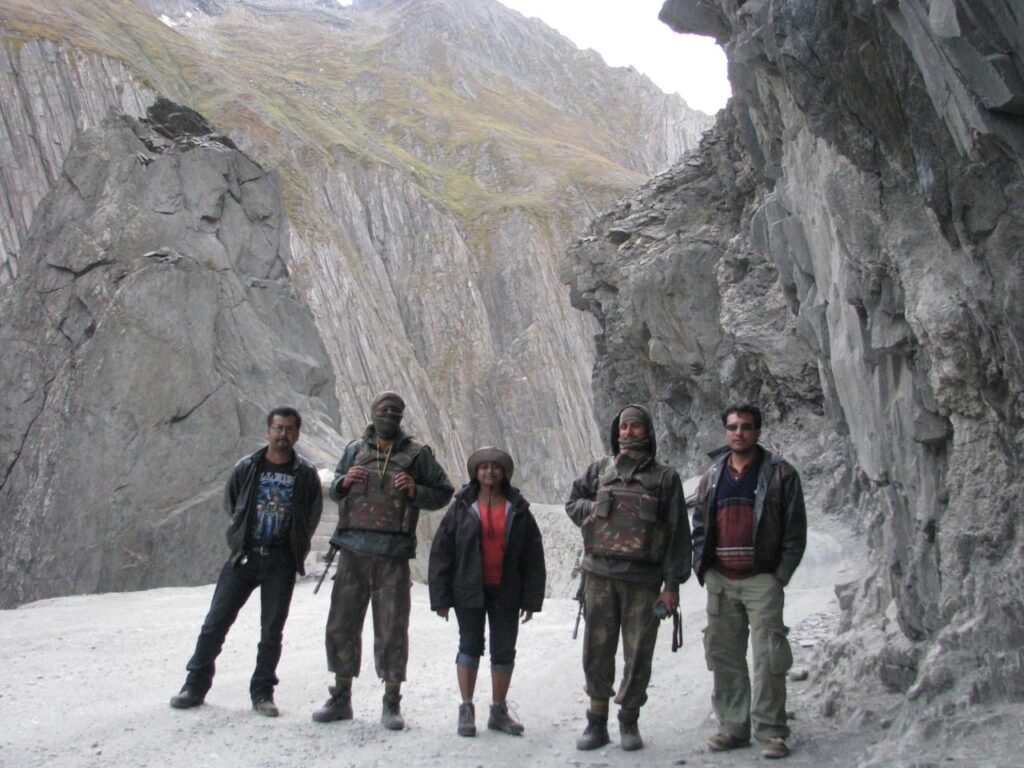 AskDushyant a snap with petroling army javans zojila zojila pass zojila war road trip to kashmir valley 2011