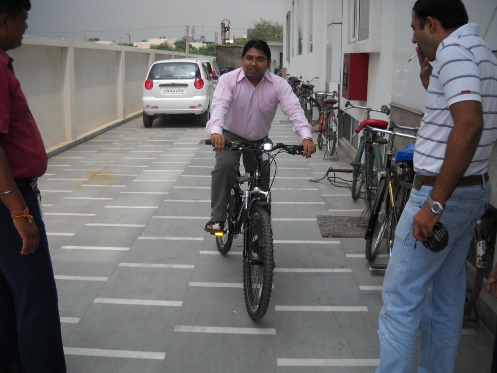 AskDushyant peoplestrong ashok friends enjoying a bicycle ride on my new mtb firefox colarado wwwfreakbikrzcom 2011