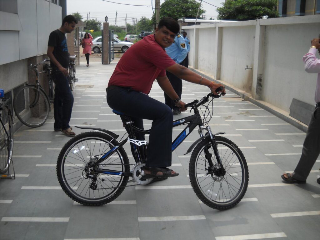 AskDushyant peoplestrong shivam friends enjoying a bicycle ride on my new mtb firefox colarado wwwfreakbikrzcom 2011