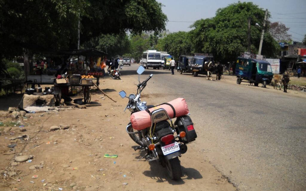 AskDushyant gadda chowki india nepal border few meter away nepal bike trip via nainital and tanakpur extremely adventurous crossing the border Year 2011