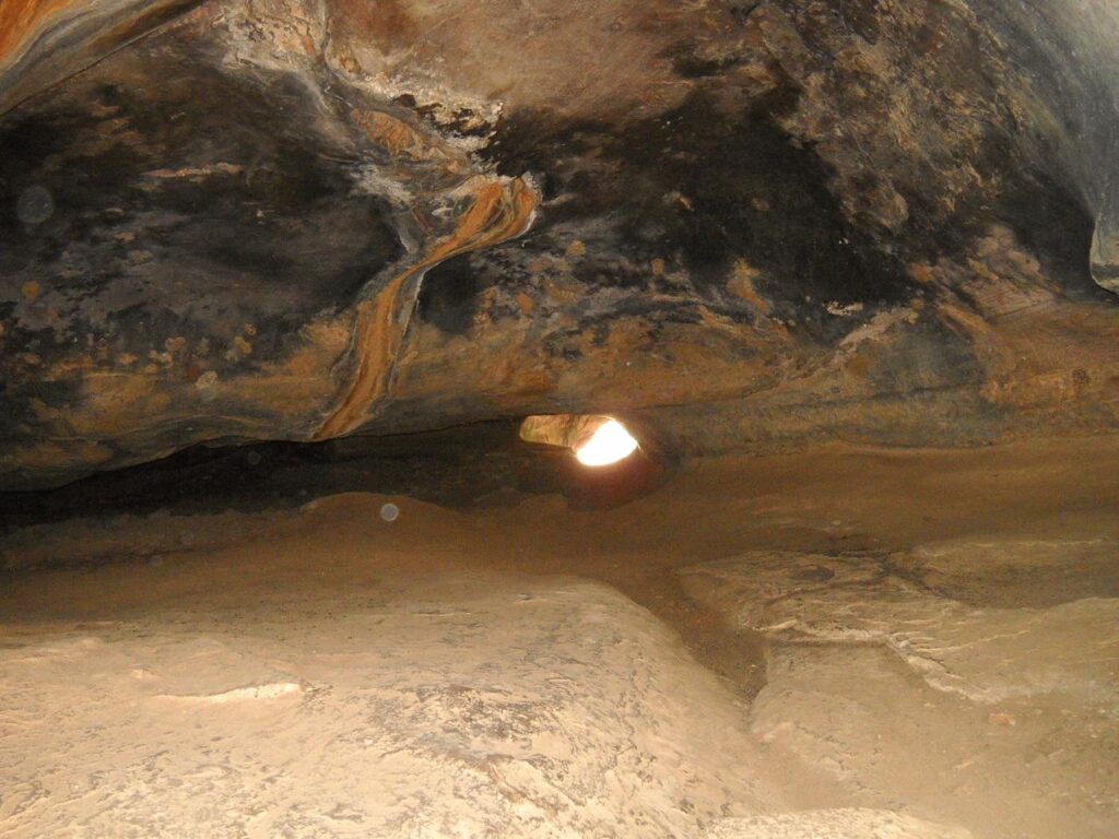 AskDushyant inside view rock shtelter 8 bhimbetka an archaeological treasure of ancient india road trip to bhimbetka Year 2009