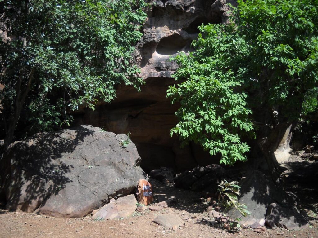 AskDushyant rock shelter 2 bhimbetka an archaeological treasure of ancient india road trip to bhimbetka Year 2009