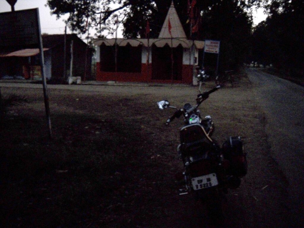 AskDushyant Reached Mohad at hanuman Mandir sarni to mohad kareli bike trip to meet relatives year 2009 sarni to mohad bike ride memoir