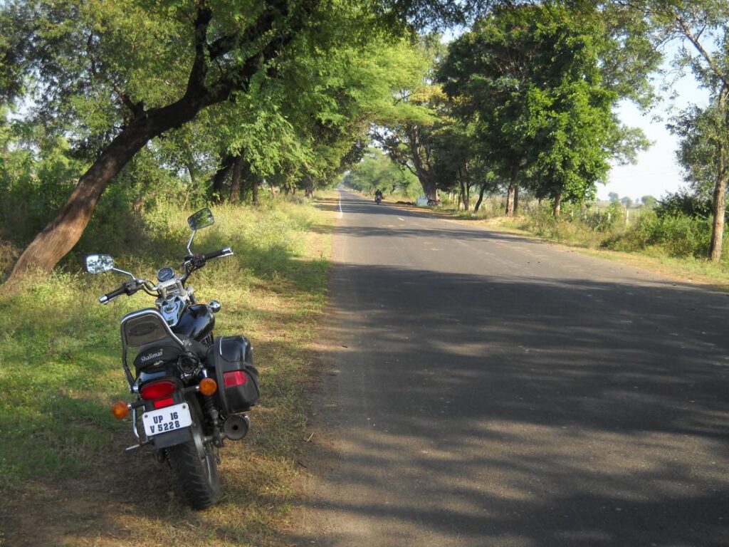 AskDushyant at babai going towards piparia and pachmari sarni to mohad kareli bike trip to meet relatives year 2009 sarni to mohad bike ride memoir