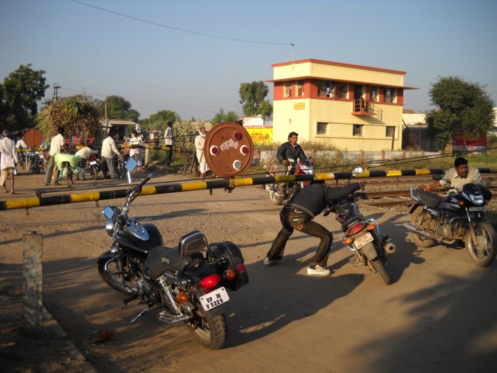 AskDushyant bankheri naka dont try crossing like these guys sarni to mohad kareli bike trip to meet relatives year 2009 sarni to mohad bike ride memoir