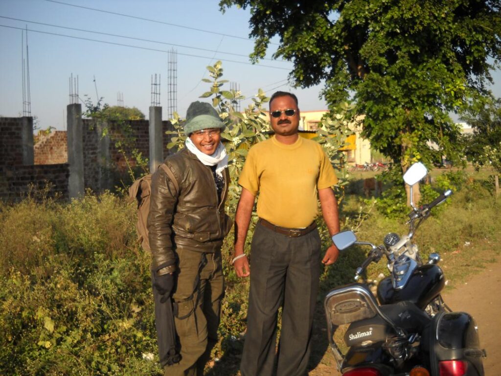 AskDushyant gave lift to damodar shukla sarni to mohad kareli bike trip to meet relatives year 2009 sarni to mohad bike ride memoir