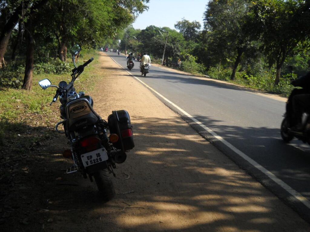 AskDushyant half way thru crossed hosangabad sarni to mohad kareli bike trip to meet relatives year 2009 sarni to mohad bike ride memoir