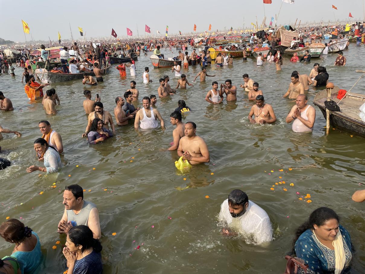 AskDushyant At sangam holy dip and prayer IMG year 2025 mahakumbh yatra from kareli madhyapradesh to prayagraj uttarpradesh memoir