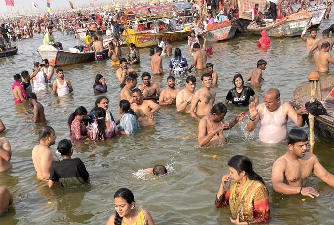 AskDushyant At sangam holy dip feeling reliefed IMG year 2025 mahakumbh yatra from kareli madhyapradesh to prayagraj uttarpradesh memoir