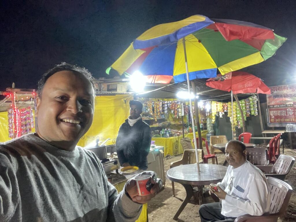 AskDushyant Late night tea before entering uttar pradesh border IMG year 2025 mahakumbh yatra from kareli madhyapradesh to prayagraj uttarpradesh memoir