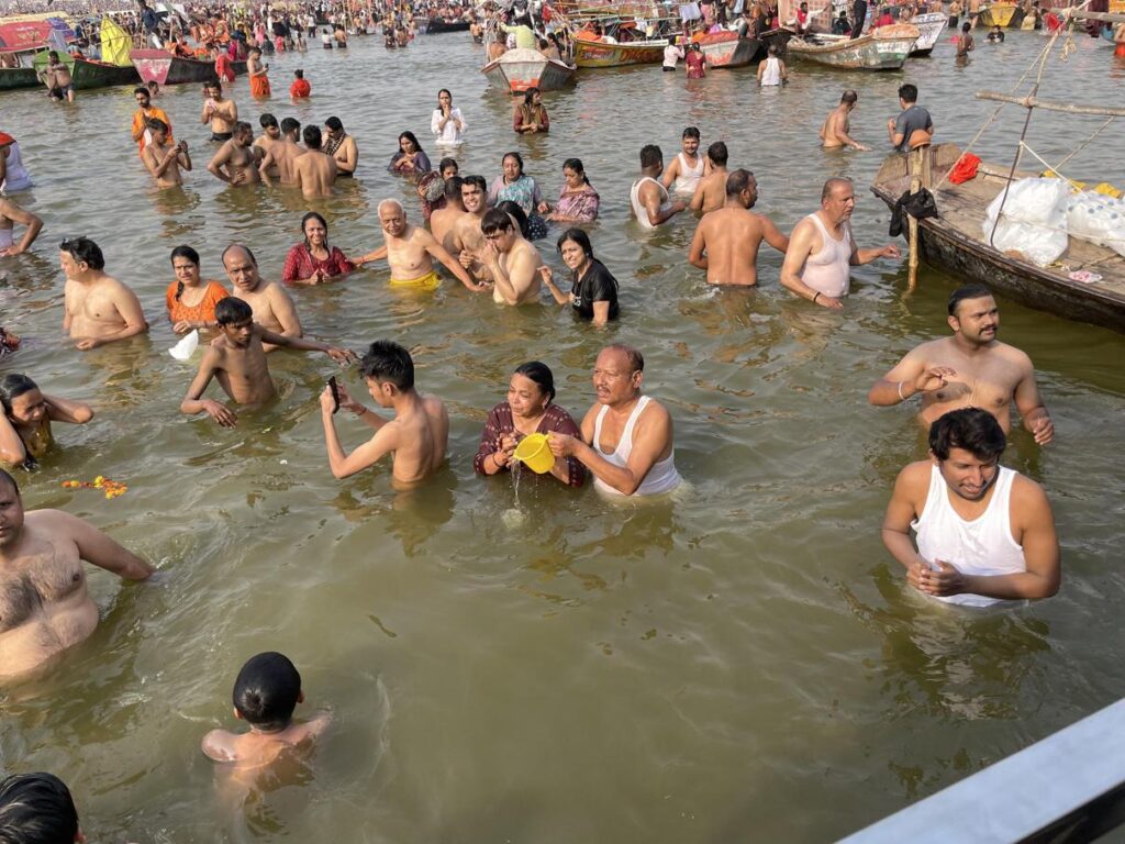 AskDushyant Parent prahing at sangam and holy dip IMG year 2025 mahakumbh yatra from kareli madhyapradesh to prayagraj uttarpradesh memoir