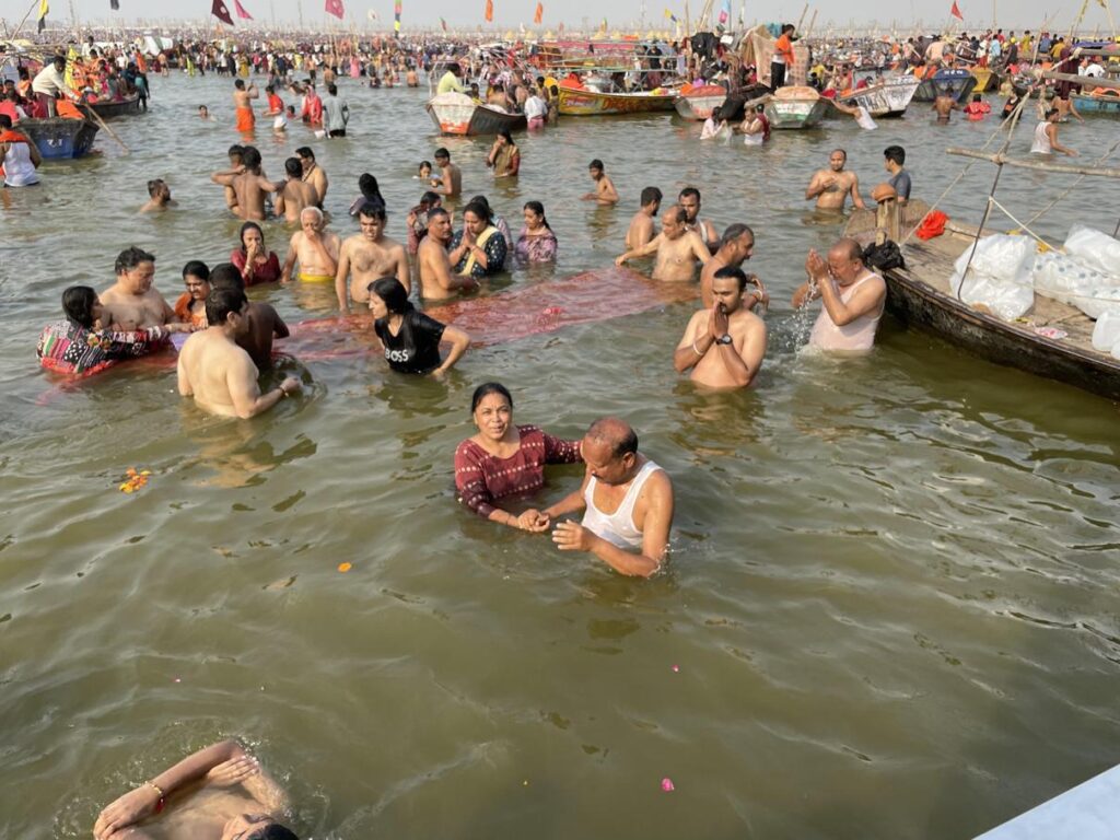 AskDushyant Parent prahing at sangam and holy dip IMG year 2025 mahakumbh yatra from kareli madhyapradesh to prayagraj uttarpradesh memoir 2