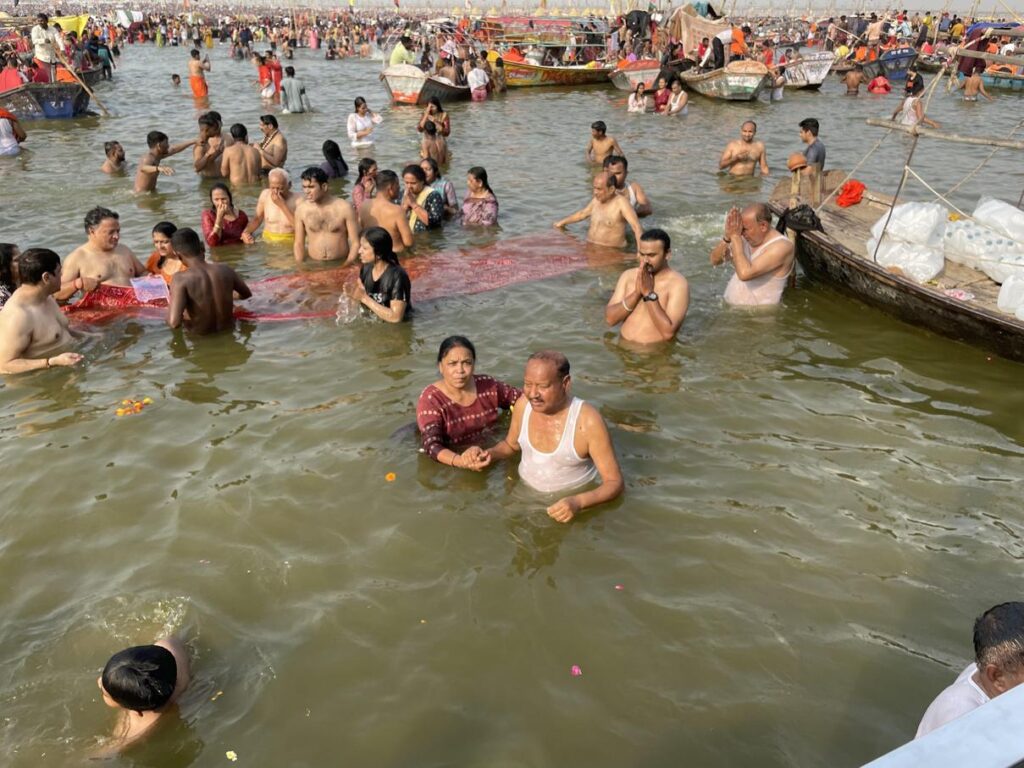 AskDushyant parents at sangam for holy dip IMG year 2025 mahakumbh yatra from kareli madhyapradesh to prayagraj uttarpradesh memoir