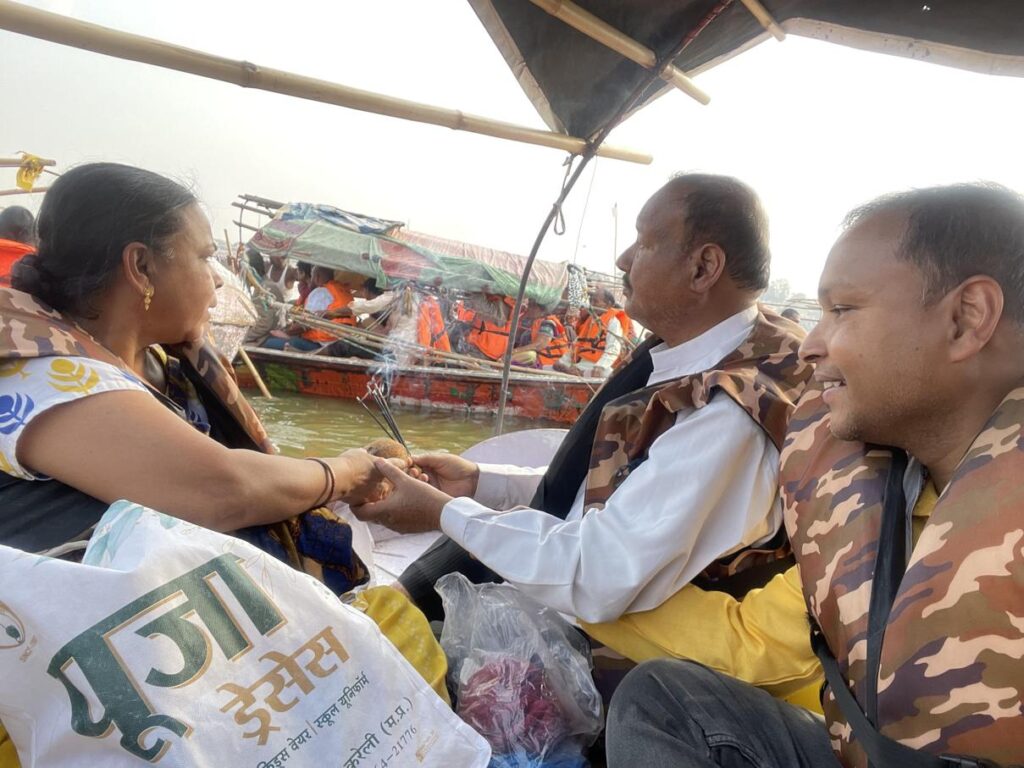 AskDushyant praying rituals at sangam with parents IMG year 2025 mahakumbh yatra from kareli madhyapradesh to prayagraj uttarpradesh memoir